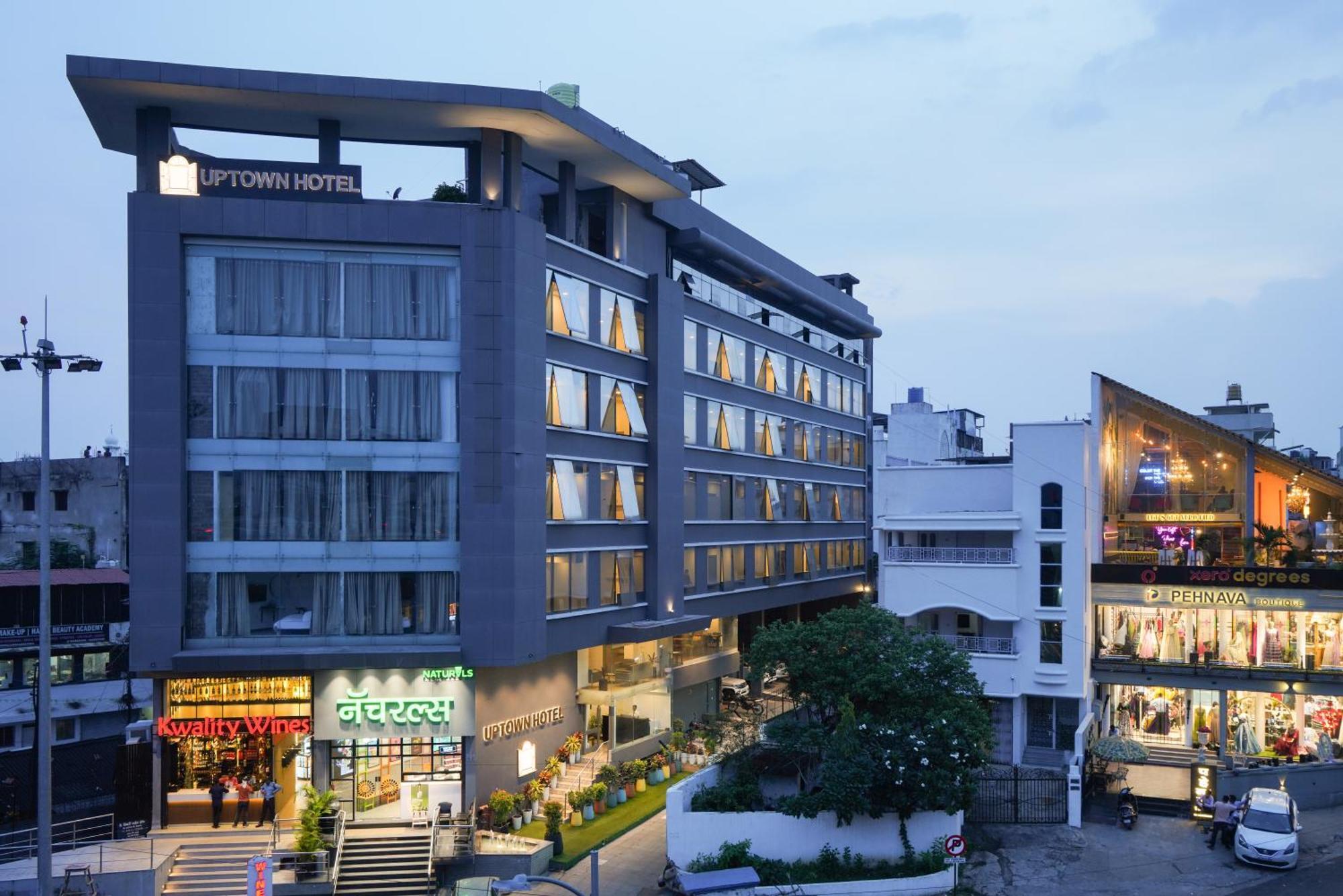 Uptown Hotel Nagpur Exteriör bild